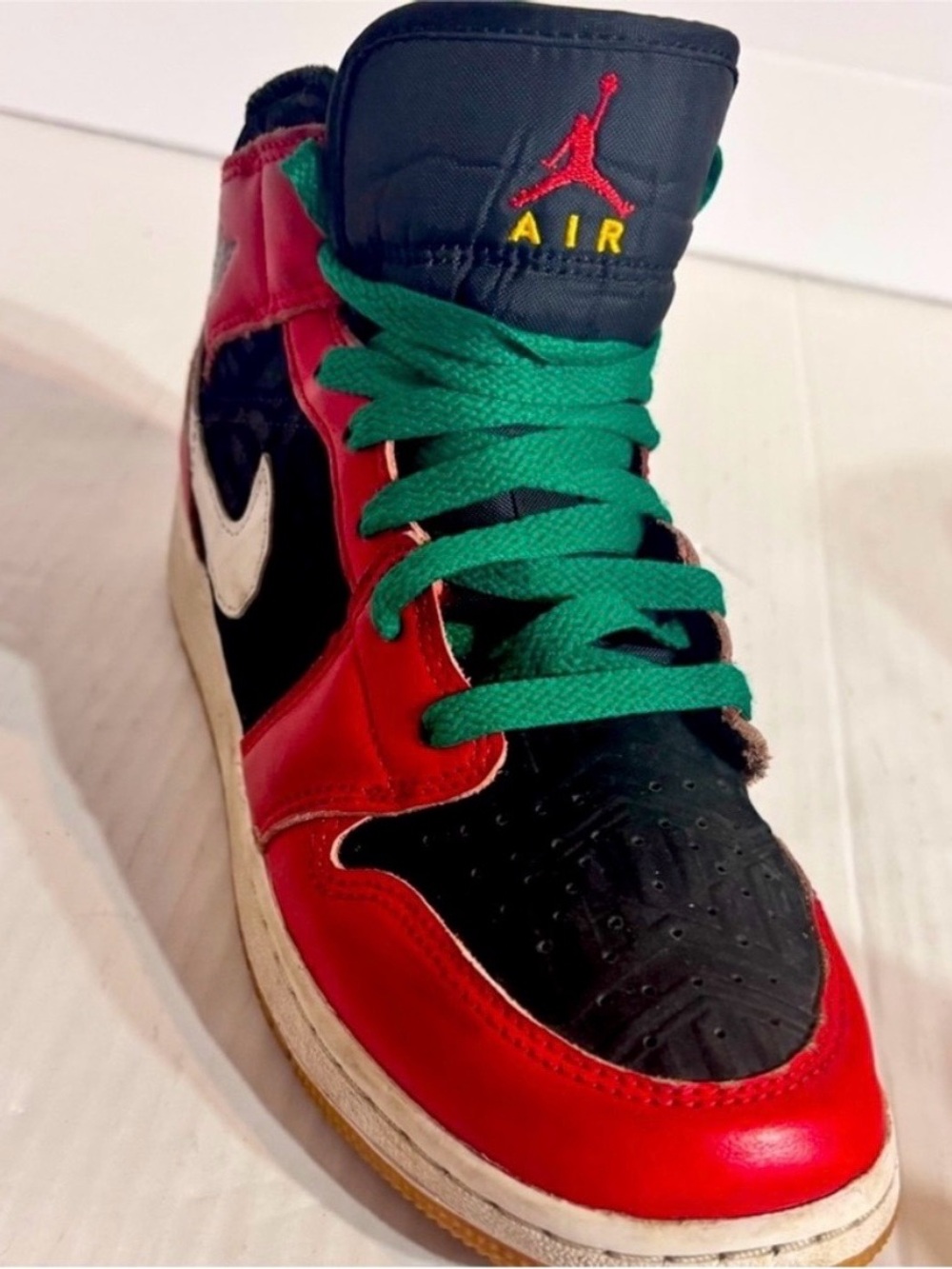 Air Jordan 1 Retro Mid SE
"Christmas Tree" Youth Size 6Y - Picture 5 of 6